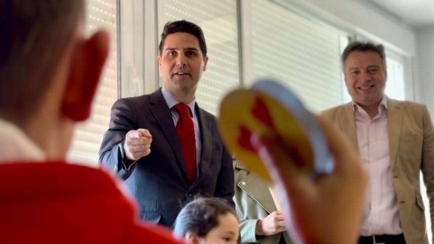 El consejero Emilio Viciana durante su visita a la sede de Pozuelo del Rey del Colegio Rural Agrupado Vega de Tajuña