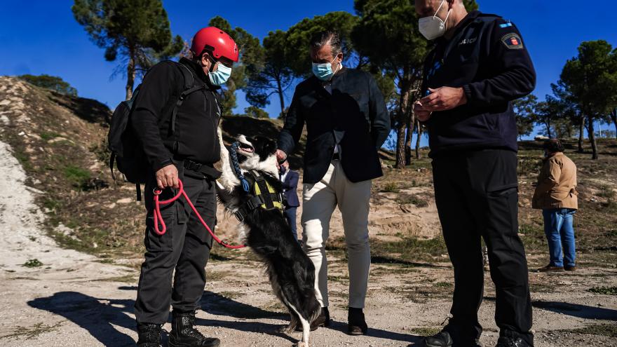 Enrique López acaricia un perro que ha participado en el curso de formación