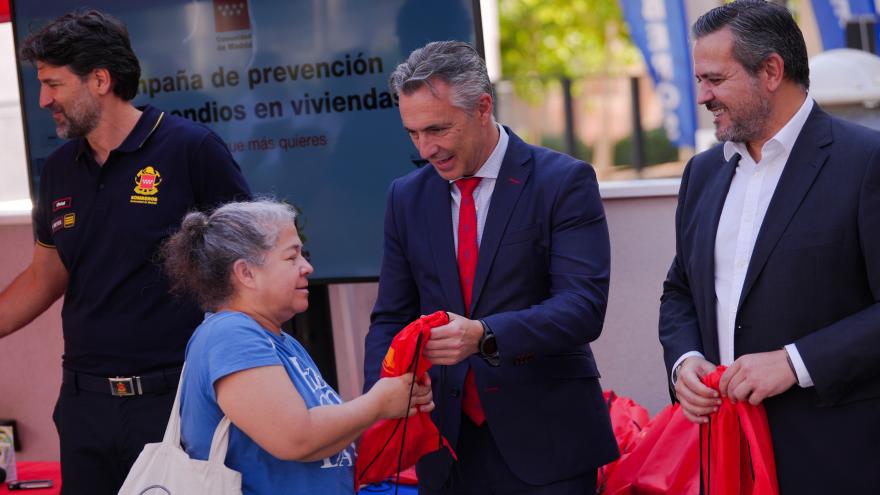 Los consejeros Jorge Rodrigo y Carlos Novillo durante la presentación de la campaña de instalación de detectores de humo en pisos