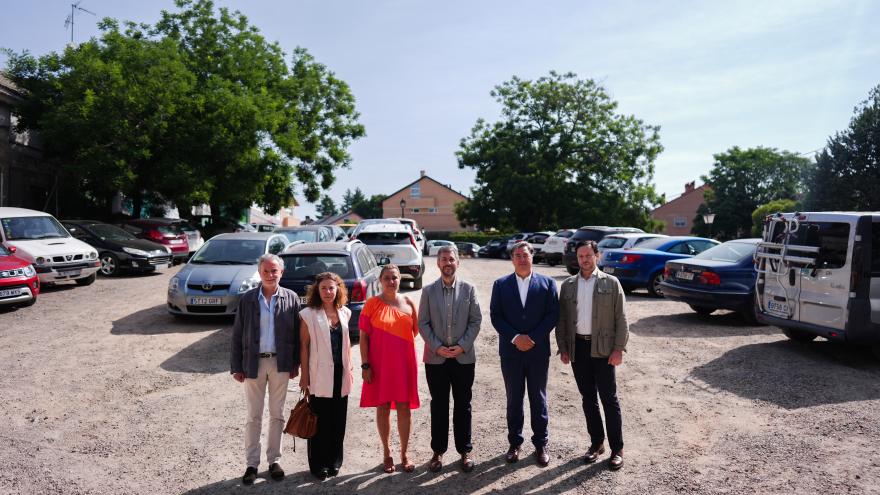 El consejero Miguel Ángel García Martín durante su visita en Torrelodones a la construcción de un aparcamiento disuasorio