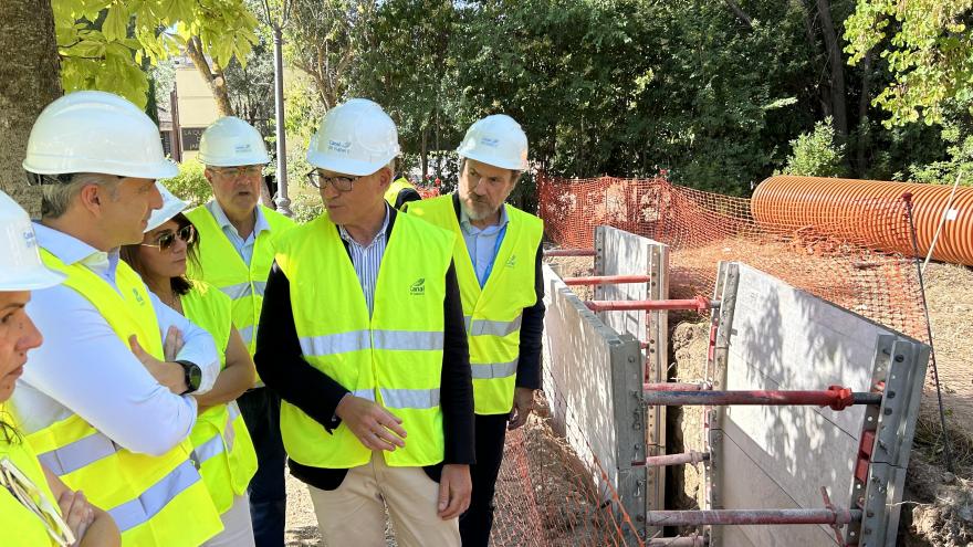El consejero Carlos Novillo en la construcción de un nuevo colector de la urbanización Ciudalcampo