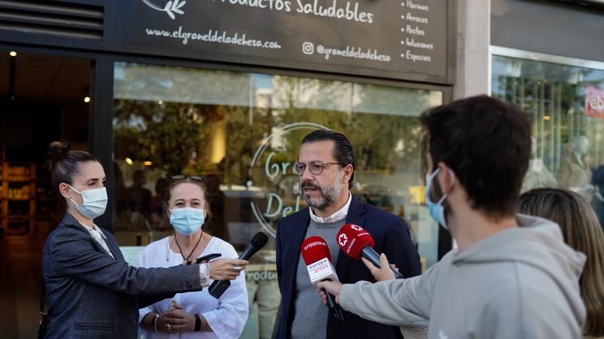 Javier Fernández-Lasquetty, durante su visita a la tienda El Granel de la Dehesa