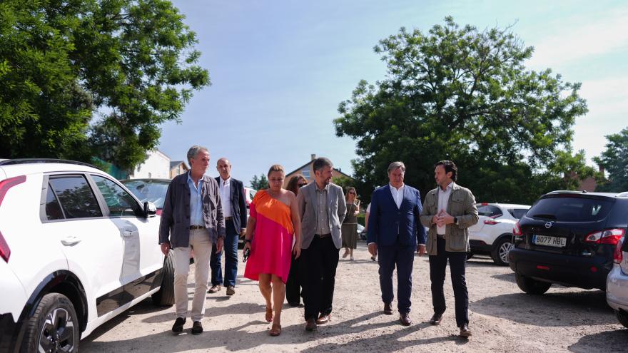 El consejero Miguel Ángel García Martín durante su visita en Torrelodones a la construcción de un aparcamiento disuasorio