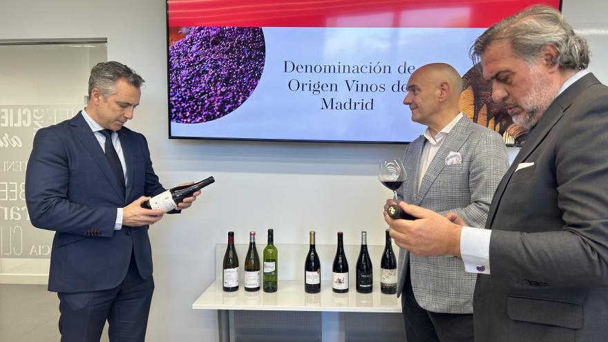El consejero Carlos Novillo durante la firma de un protocolo de colaboración con la Cámara Oficial de Comercio, Industria y Servicios de Madrid