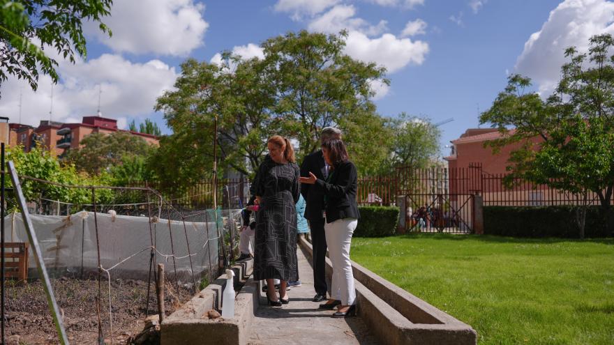 La consejera Ana Dávila durante su visita en Móstoles al nuevo Centro de Día para mayores