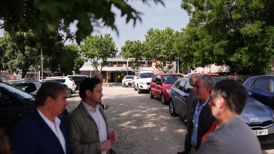 El consejero Miguel Ángel García Martín durante su visita en Torrelodones a la construcción de un aparcamiento disuasorio