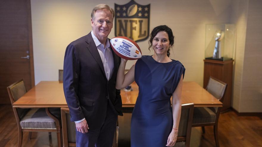 La presidenta Isabel Díaz Ayuso durante la reunión con directivos de la National Football League