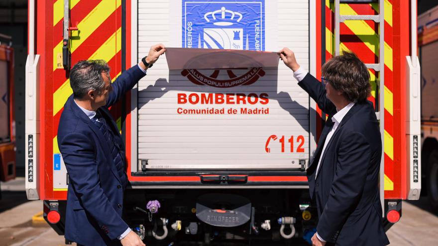 El consejero Carlos Novillo durante su visita al Parque de bomberos de Fuenlabrada
