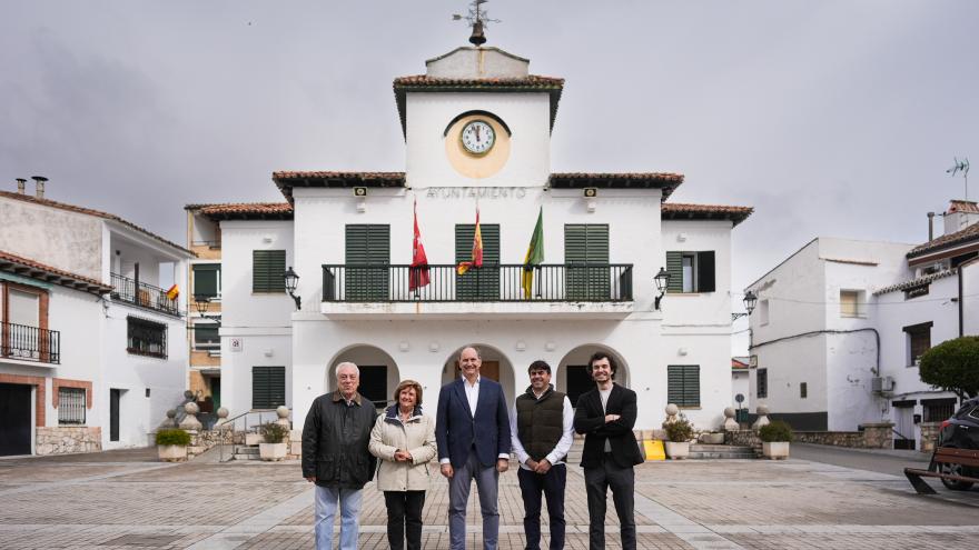 El consejero Miguel López-Valverde durante su visita a Villar del Olmo