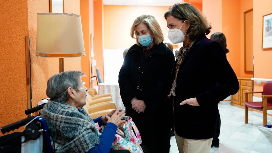 Concepción Dancausa conversa con una de las residentes