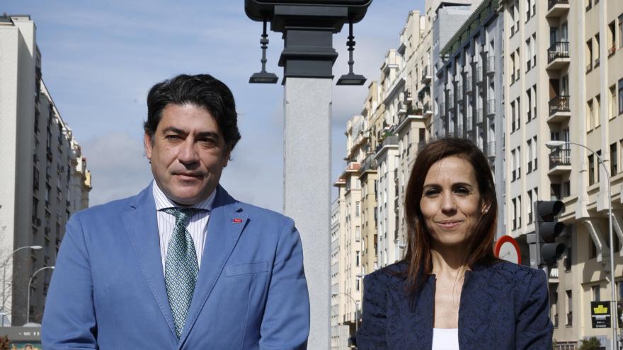 David Pérez junto al histórico tótem de la estación de Metro de Cuatro Caminos