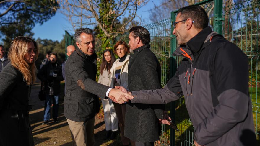 El consejero Carlos Novillo durante su visita a una estación de medición atmosférica 