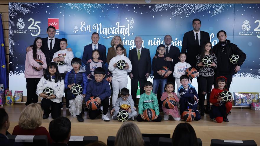 Concepción Dancausa durante la entrega de regalos