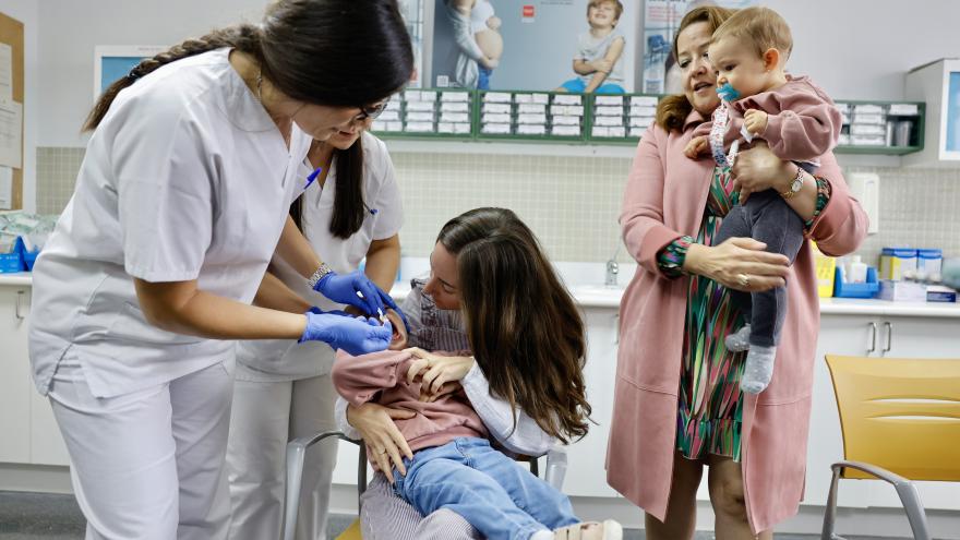 La consejera Fátima Matute durante su visita a una consulta de Enfermería del Centro de Salud Somosaguas en Pozuelo de Alarcón