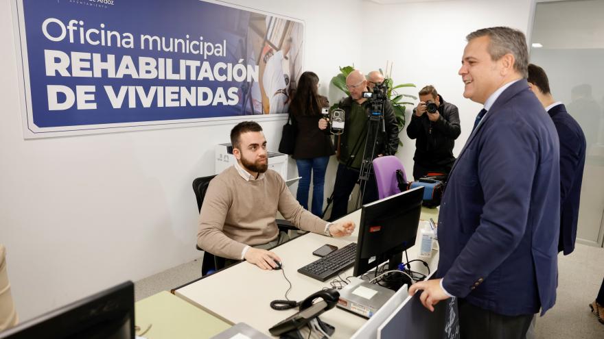 El consejero Jorge Rodrigo durante su visita a un inmueble de Torrejón de Ardoz beneficiado por el programa de rehabilitación de edificios