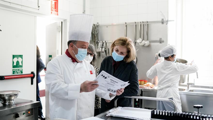 Concepción Dancausa conversa con un cocinero