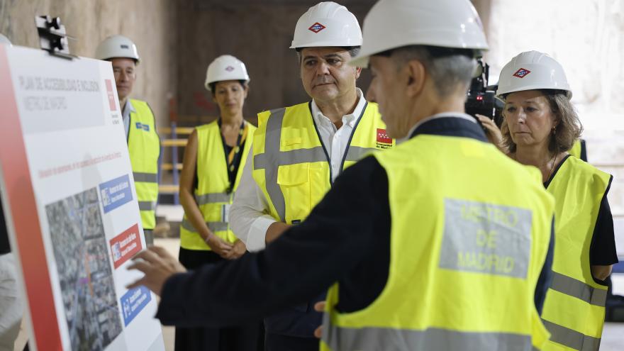 El consejero Jorge Rodrigo durante su visita a las obras de la estación de Metro de Avenida de América