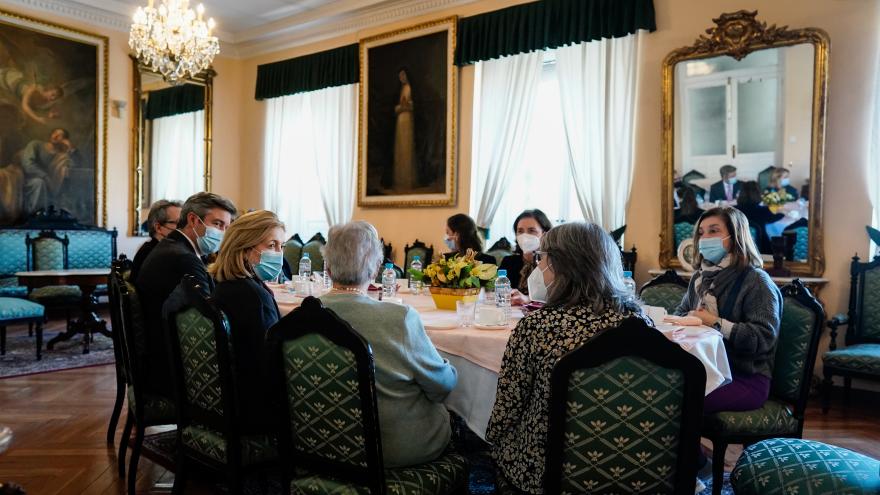 Concepción Dancausa conversa con una residente 