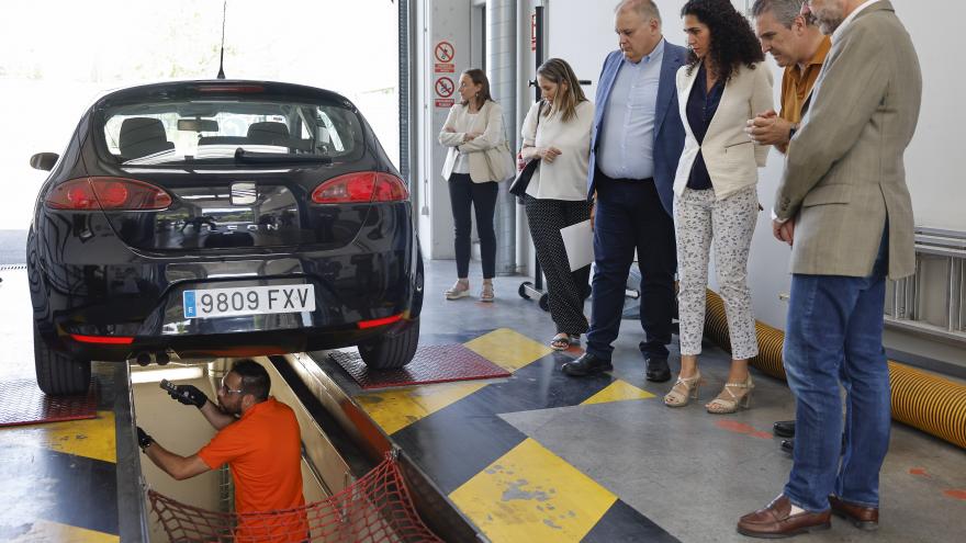 Javier Fernández-Lasquetty observa cómo se realiza la inspección de un coche en una ITV