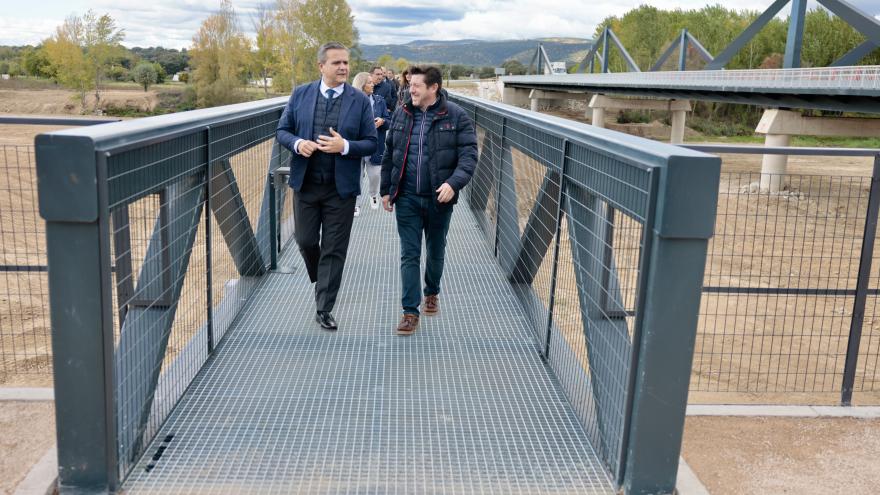 El consejero Jorge Rodrigo durante su visita al antiguo Puente de la Pedrera en Aldea del Fresno