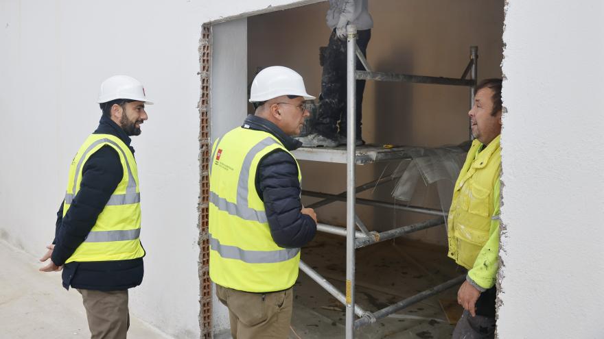 Carlos Izquierdo visitando las obras