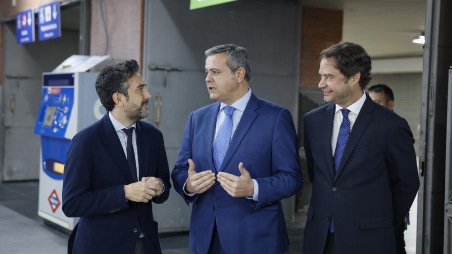 El consejero Jorge Rodrigo en la estación de Metro de Atocha