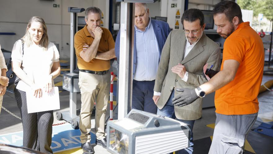 Javier Fernández-Lasquetty observa cómo se realiza la inspección de un coche en una ITV