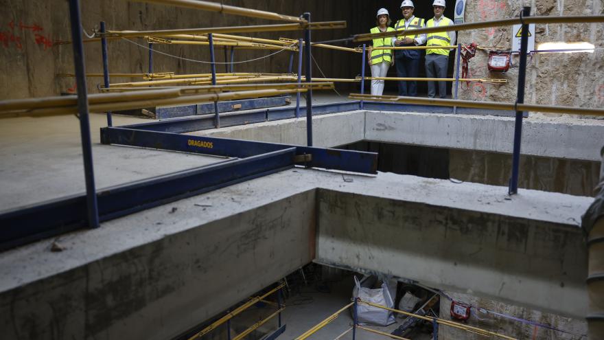 El consejero Jorge Rodrigo durante su visita a las obras de la estación de Metro de Avenida de América