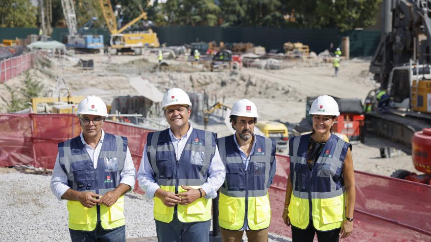 El consejero Jorge Rodrigo durante su visita a las obras de construcción de la futura estación de Metro de Comillas