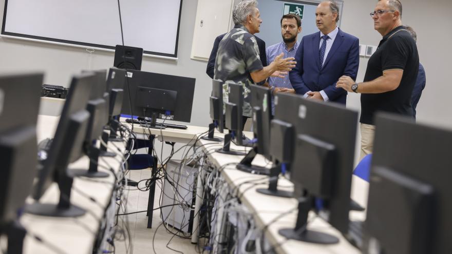 López-Valverde visita las instalaciones de Campus FP Emprende en Humanes de Madrid El consejero Miguel López-Valverde durante su visita a las instalaciones de Campus FP Emprende en Humanes de Madrid