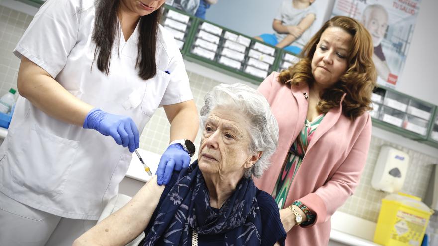 La consejera Fátima Matute durante su visita a una consulta de Enfermería del Centro de Salud Somosaguas en Pozuelo de Alarcón