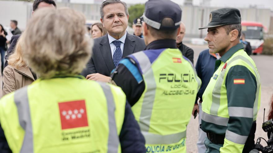 El consejero Jorge Rodrigo durante la inspección del transporte escolar junto al IES Virgen de la Paz de Alcobendas