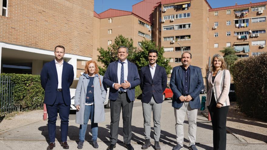 El consejero Jorge Rodrigo durante su visita a un inmueble de Torrejón de Ardoz beneficiado por el programa de rehabilitación de edificios