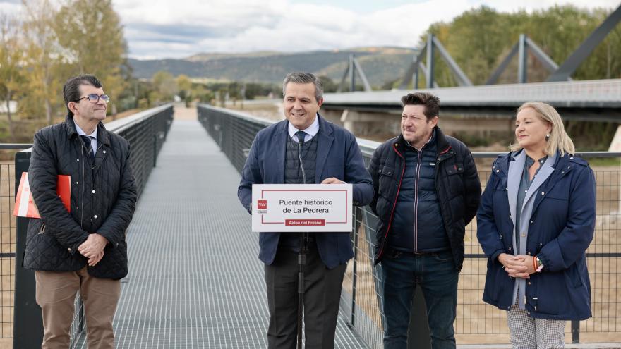 El consejero Jorge Rodrigo durante su visita al antiguo Puente de la Pedrera en Aldea del Fresno