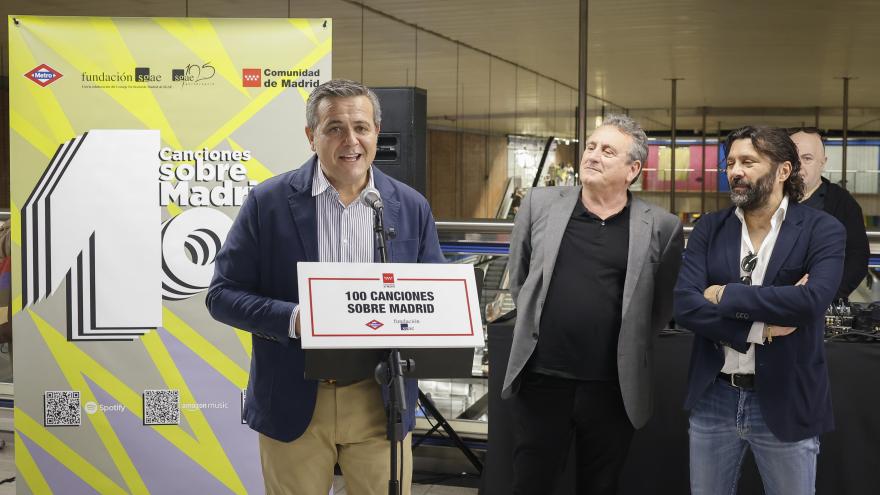 El consejero Jorge Rodrigo en la estación de Metro de Moncloa