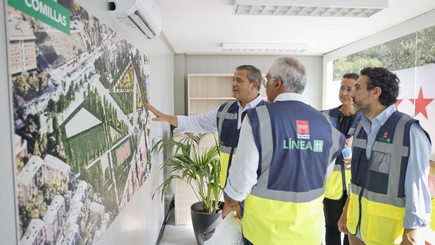 El consejero Jorge Rodrigo durante su visita a las obras de construcción de la futura estación de Metro de Comillas