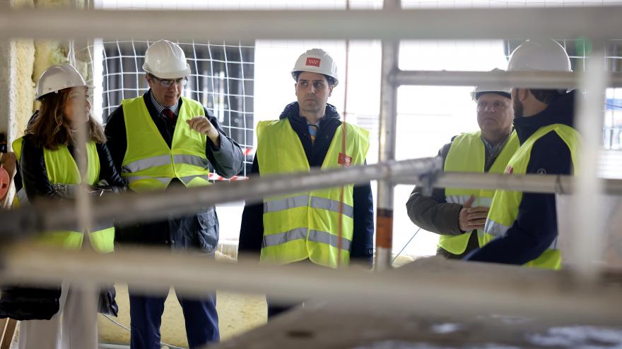 El consejero Emilio Viciana durante su visita a las obras de construcción del colegio público de El Cañaveral