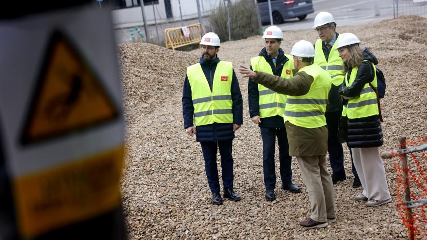 El consejero Emilio Viciana durante su visita a las obras de construcción del colegio público de El Cañaveral