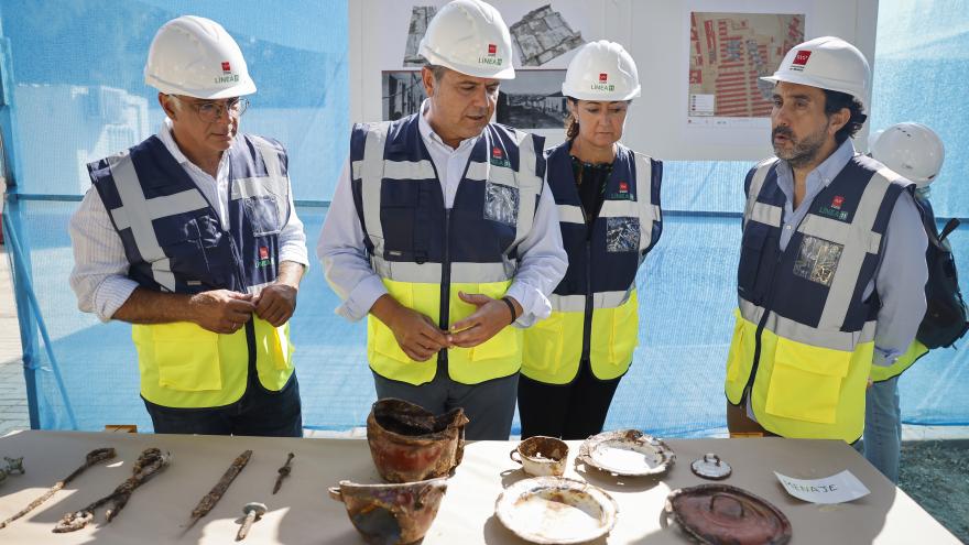 El consejero Jorge Rodrigo durante su visita a las obras de construcción de la futura estación de Metro de Comillas