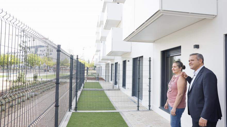 El consejero Jorge Rodrigo durante la entrega de las llaves de 78 nuevas viviendas del Plan Vive en Getafe