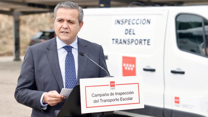 El consejero Jorge Rodrigo durante la inspección del transporte escolar junto al IES Virgen de la Paz de Alcobendas