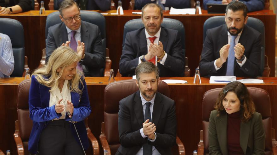 La presidenta Isabel Díaz Ayuso y Rocío Albert en el Pleno de la Asamblea de Madrid