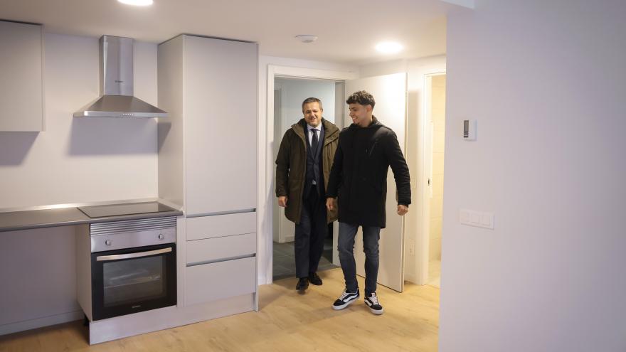 El consejero Jorge Rodrigo durante la entrega de nuevas viviendas del Plan Vive en Alcorcón