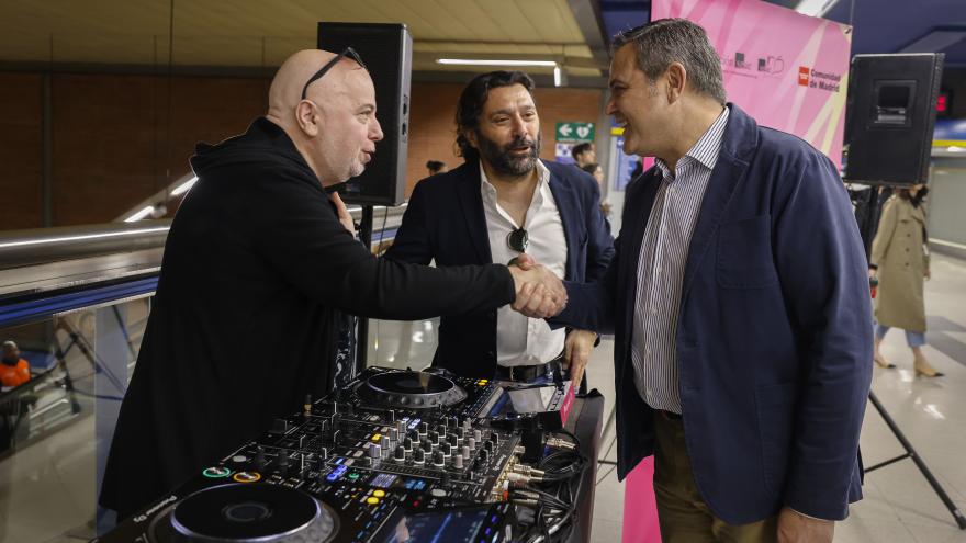 El consejero Jorge Rodrigo en la estación de Metro de Moncloa