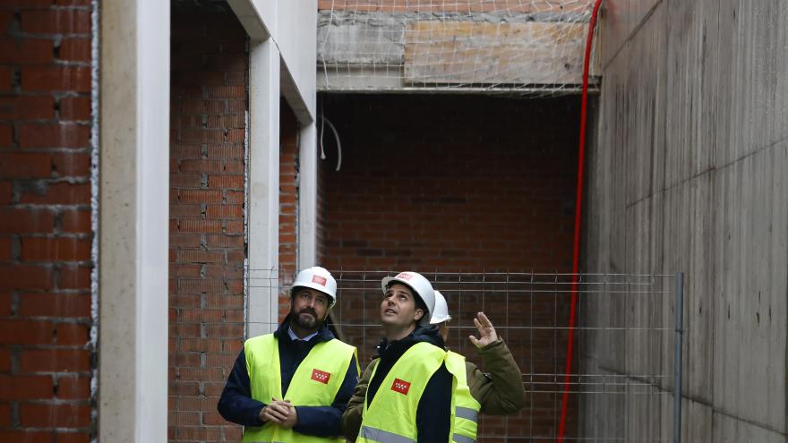 El consejero Emilio Viciana durante su visita a las obras de construcción del colegio público de El Cañaveral