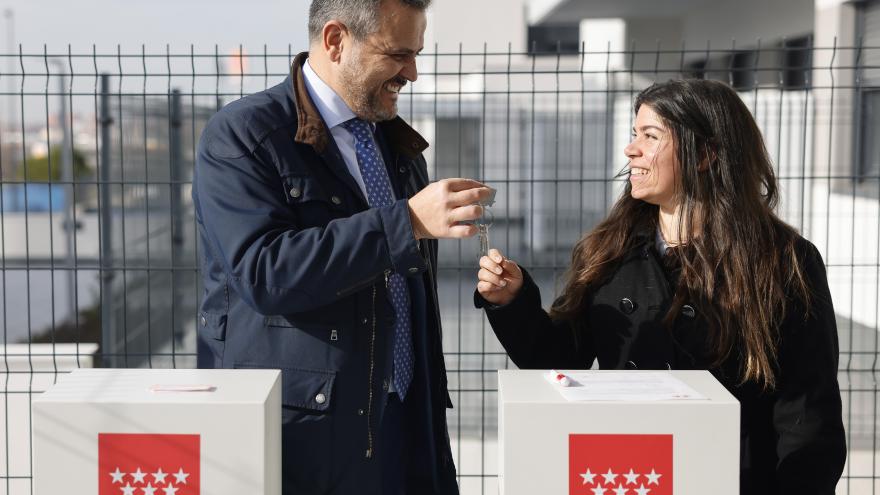 El consejero Jorge Rodrigo durante la entrega de 245 viviendas del Plan Vive en Getafe