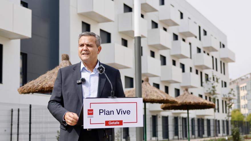 El consejero Jorge Rodrigo durante la entrega de las llaves de 78 nuevas viviendas del Plan Vive en Getafe