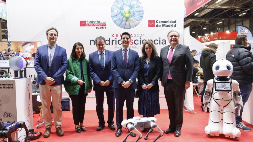 El consejero Emilio Viciana durante su visita a Aula y la Feria Madrid es Ciencia