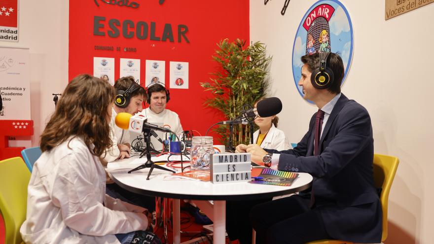 El consejero Emilio Viciana durante su visita a Aula y la Feria Madrid es Ciencia