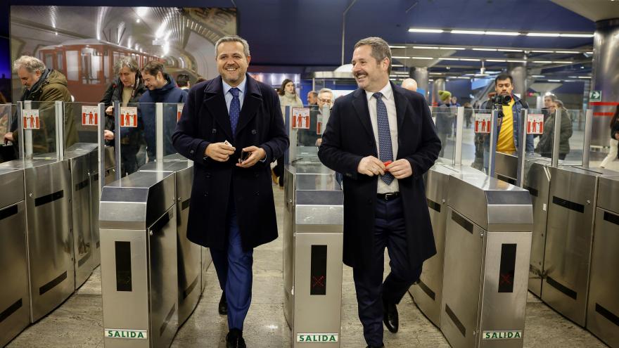 Los consejeros Jorge Rodrigo y Mariano de Paco Serrano durante la presentación de la campaña Libros a la calle 